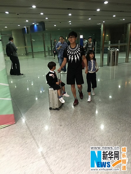 田亮独自带两娃返京 又当爹又当妈不容易