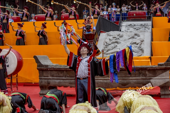 乌江“苗都”举行祭祀蚩尤大典 万人同唱娇阿依共舞踩花山