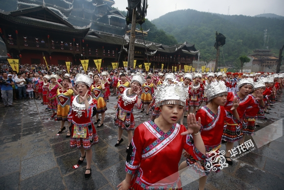 乌江“苗都”举行祭祀蚩尤大典 万人同唱娇阿依共舞踩花山