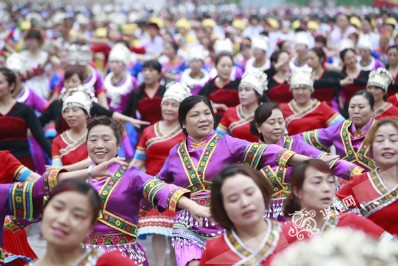 乌江“苗都”举行祭祀蚩尤大典 万人同唱娇阿依共舞踩花山