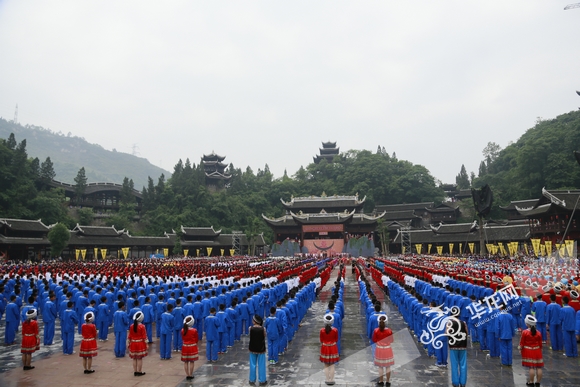 乌江“苗都”举行祭祀蚩尤大典 万人同唱娇阿依共舞踩花山