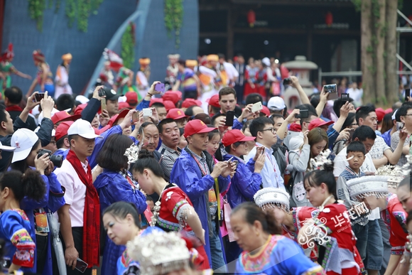 乌江“苗都”举行祭祀蚩尤大典 万人同唱娇阿依共舞踩花山