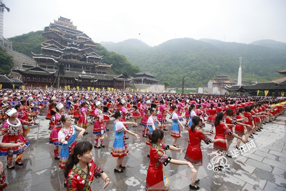 乌江“苗都”举行祭祀蚩尤大典 万人同唱娇阿依共舞踩花山