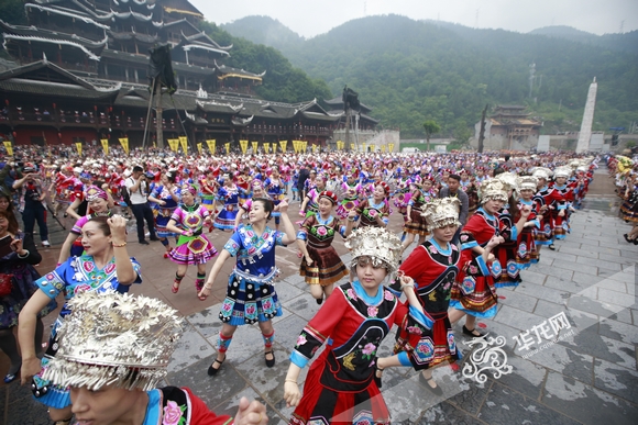 乌江“苗都”举行祭祀蚩尤大典 万人同唱娇阿依共舞踩花山