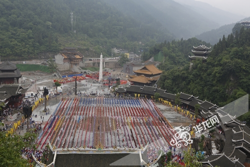 乌江“苗都”举行祭祀蚩尤大典 万人同唱娇阿依共舞踩花山