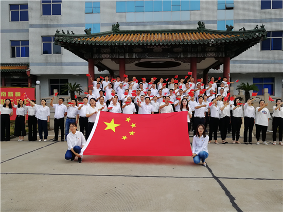 （在文中作了修改）（供稿 社會廣角列表 三吳大地泰州 移動版）泰州興化戴南：千人放歌唱響祖國頌