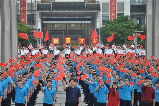 （在文中作了修改）（供稿 社會廣角列表 三吳大地泰州 移動版）泰州興化戴南：千人放歌唱響祖國頌