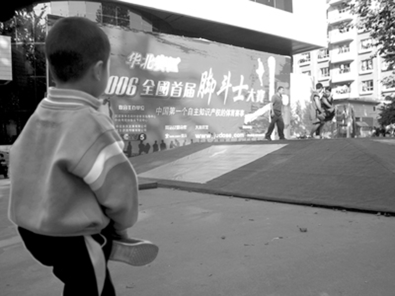 混乱不堪!韩国6大女主播竟直播"斗鸡"运动