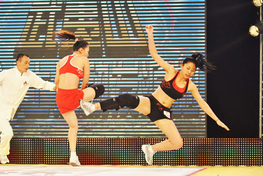 混乱不堪!韩国6大女主播竟直播"斗鸡"运动