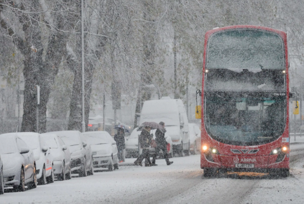一輛巴士在大雪中前行_fororder_QQ截圖20171212135550