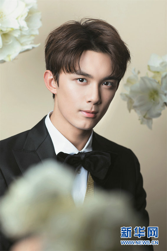 吴磊黑西登杂志封面 绅士少年初长成