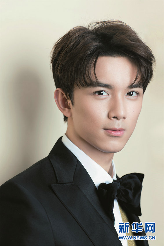 吴磊黑西登杂志封面 绅士少年初长成