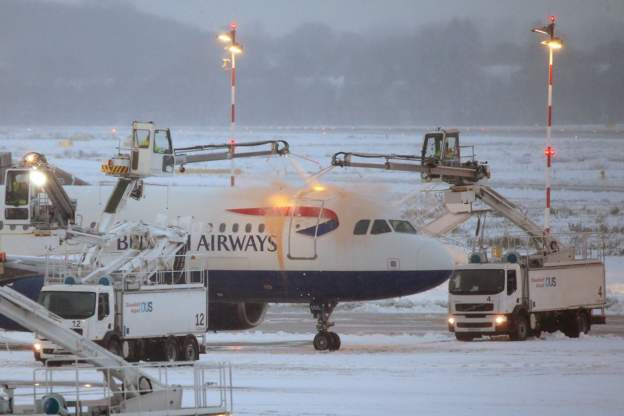 一架英国航空公司的飞机正在除冰_fororder_6a5c2cfa-4496-49e6-b907-965d7a6456a9
