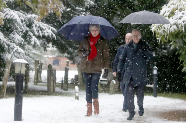 英國首相特蕾莎梅與丈夫冒雪參加週日的禮拜_fororder_QQ截圖20171212144838