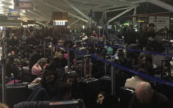 在数十架次航班取消或延误后，成千上万名乘客在希思罗机场，斯坦斯特德，伯明翰和卢顿机场过夜。_fororder_QQ截图20171212145442
