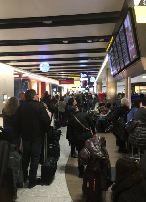 在数十架次航班取消或延误后，成千上万名乘客在希思罗机场，斯坦斯特德，伯明翰和卢顿机场过夜。_fororder_QQ截图20171212145505