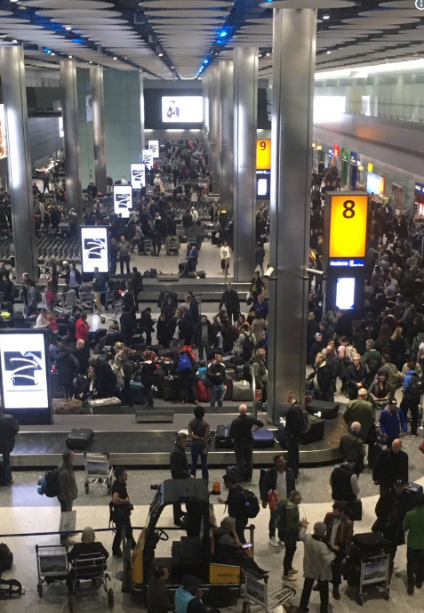 在数十架次航班取消或延误后，成千上万名乘客在希思罗机场，斯坦斯特德，伯明翰和卢顿机场过夜。_fororder_QQ截图20171212145524