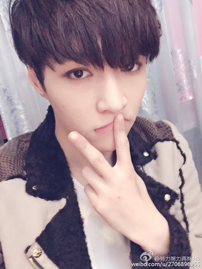 明星自拍嘟嘟嘴：杨幂赵丽颖张艺兴比萌