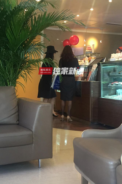 独家:李湘医院做体检 不顾身材任性买甜品