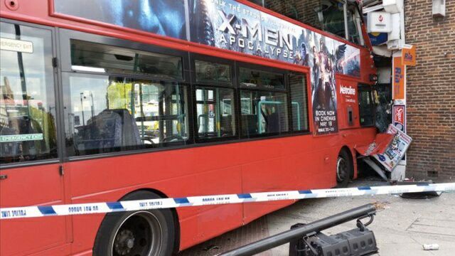 伦敦一双层巴士冲向路边商店 致17人受伤