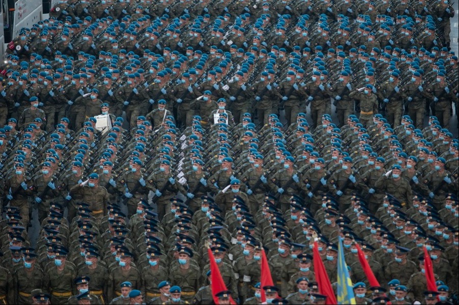 6月18日，步兵方队在俄罗斯首都莫斯科参加阅兵式彩排。