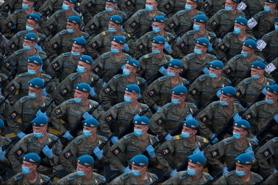 6月18日，步兵方队在俄罗斯首都莫斯科参加阅兵式彩排。