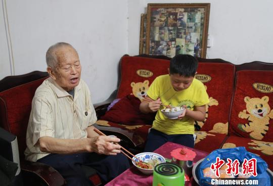 台灣老人資助湖南家鄉百名學子 最多與18個孩子同住
