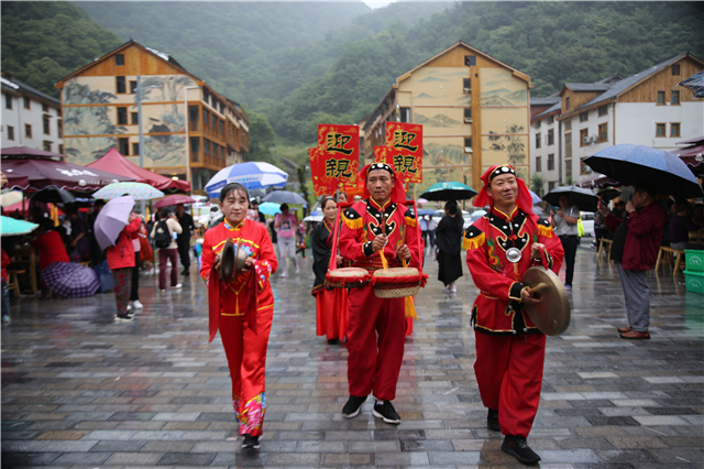 【湖北】【CRI原創】湖北神農架大九湖坪阡古鎮擺千人伏羊養生宴