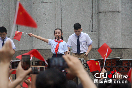 （配视频稿件）【CRI专稿 列表】重庆渝中举行庆祝新中国成立70周年主题快闪活动【内容页标题】重庆解放碑千人同唱《我和我的祖国》庆祝新中国成立70周年