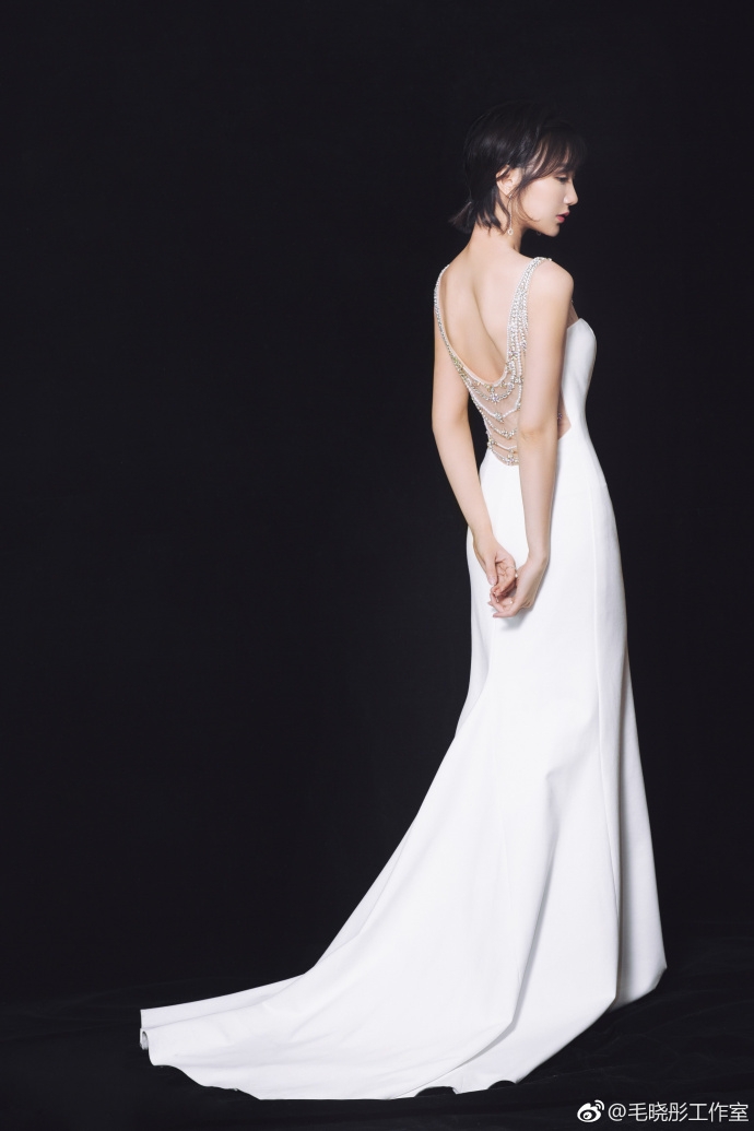 毛晓彤白色镶钻长裙露蝴蝶骨 大秀性感美背