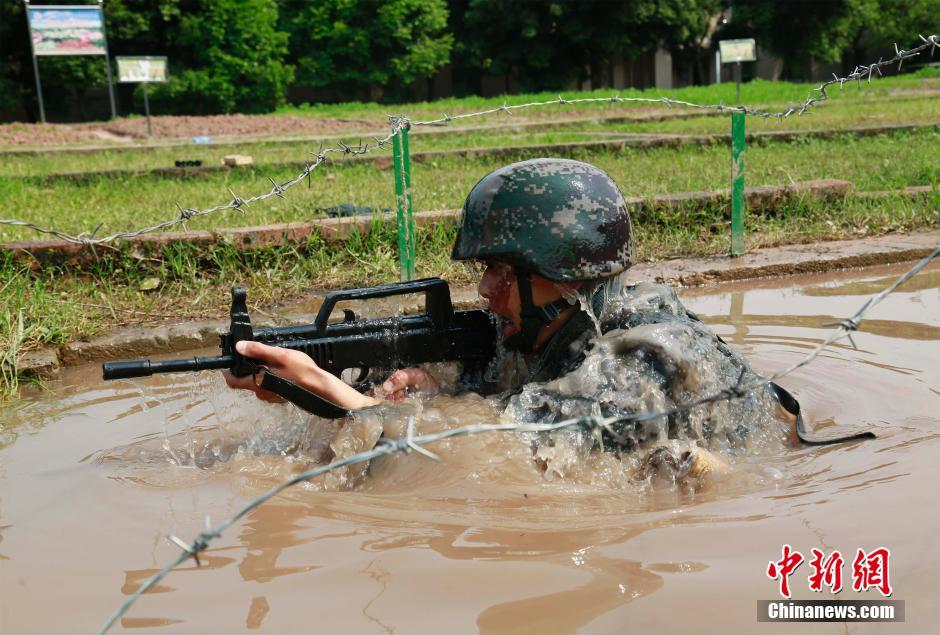 解放軍駐渝某師偵察營舉行高溫障礙訓練