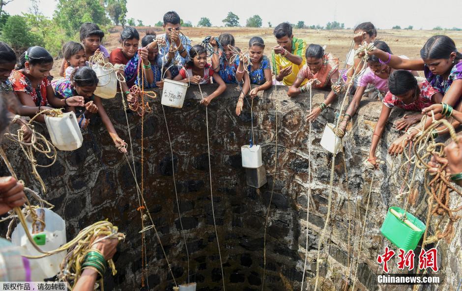 印度遇40年最严重旱灾 民众徒步数十公里取水