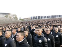 参加国家公祭仪式的人员陆续进场_fororder_ne20171213020