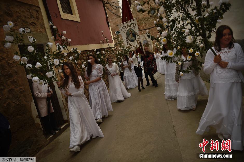 西班牙数百少女穿白裙持鲜花 庆祝春天到来