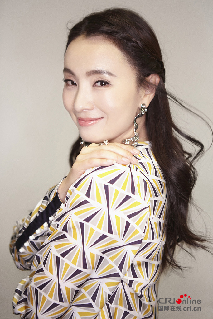 陶虹梳公主头展复古风低头浅笑散发浪漫少女感