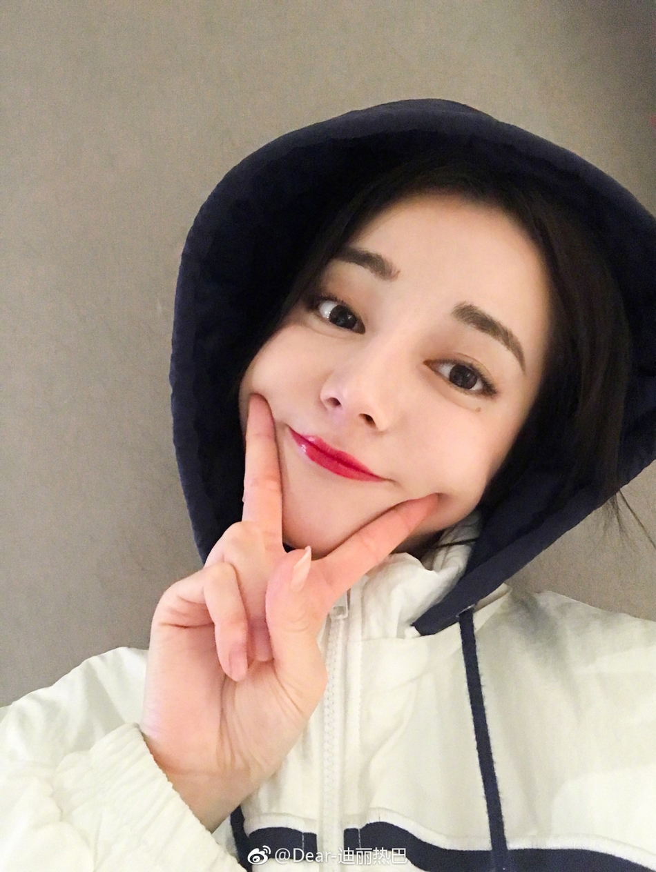 迪丽热巴晒花式自拍 比心甜笑卖萌大眼抢镜