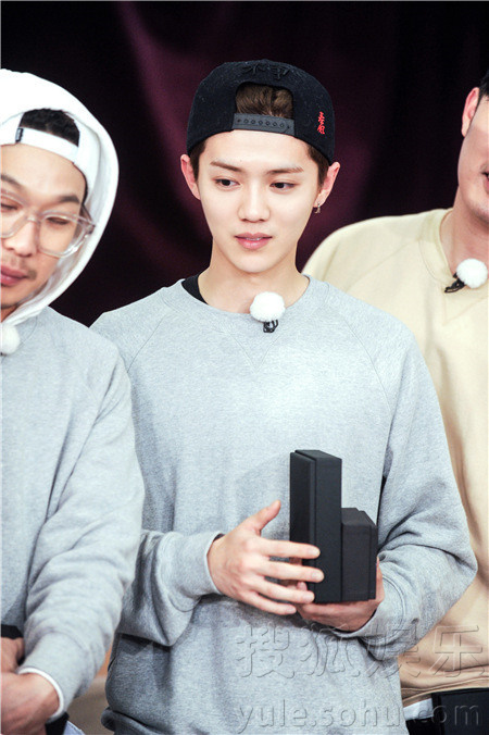 鹿晗跑男4首获最终胜利调侃自己幸运捡漏