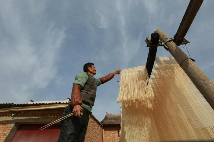 【焦点图 显示图在稿件最下方】兴平时下挂面 挂出幸福的味道 晒出亮丽的风景 【焦点图 显示图在稿件最下方】兴平时下挂面 挂出幸福的味道 晒出亮丽的风景