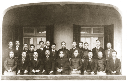 1916年11月，孙中山在上海环龙路63号（今南昌路57号）寓所与朱执信（前左二）、陈炯明（前左四）、胡汉民（前左六）等合影。