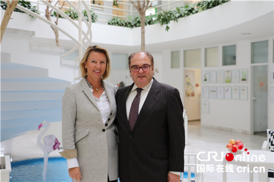 图片默认标题_fororder_德国家族企业安娜柏林第二代接班人现任总裁迈克•林德纳(右)与妻子丹尼拉•林德纳一同经营着这家位于黑森森深处的企业