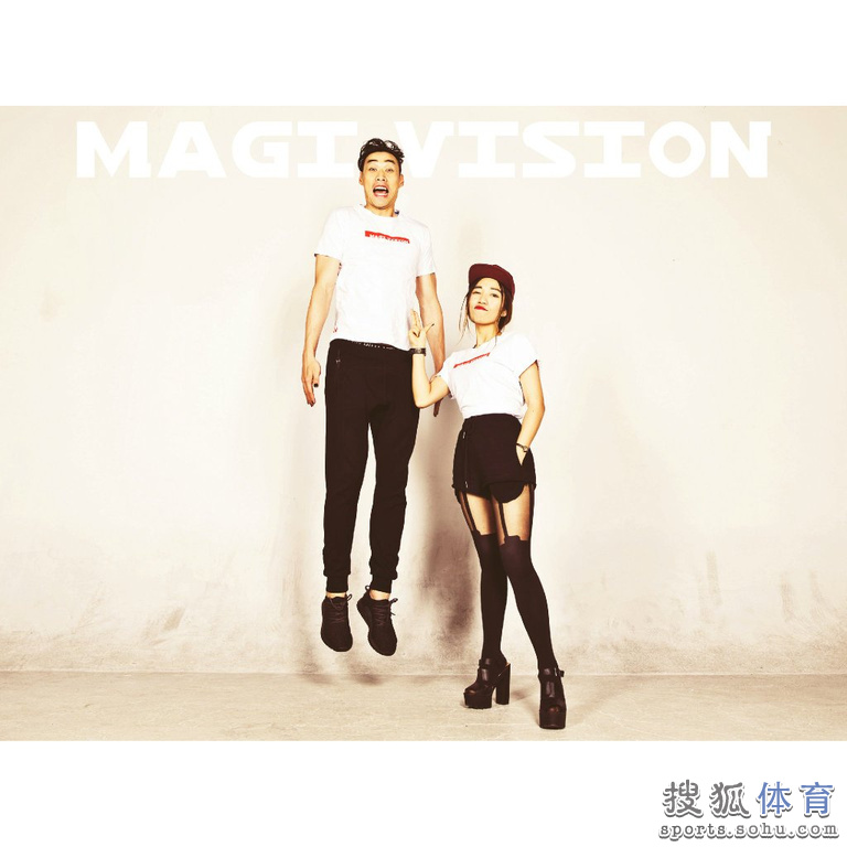 高清:孟达拍时尚大片造型妖媚 合影性感摄影师 高清:孟达拍时尚大片造型妖媚 合影性感摄影师
