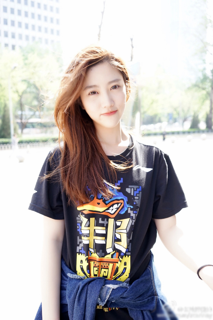 老马异性情缘:与韩女星贴脸亲昵 遭女粉熊抱