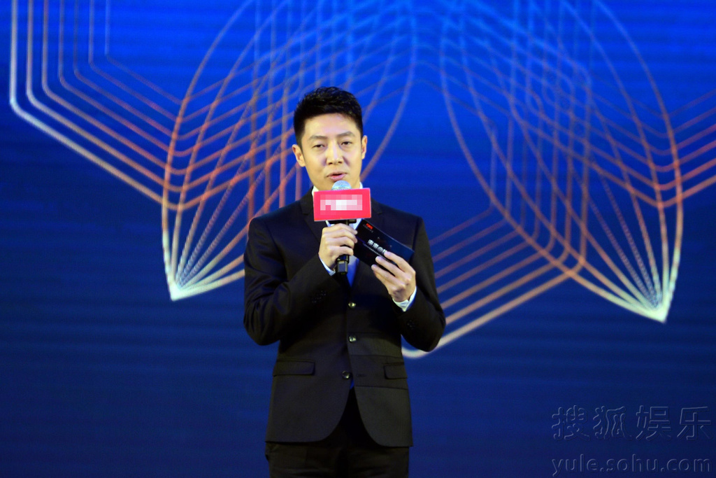 撒贝宁婚后首次现身主持 讲北大澡堂搞笑段子