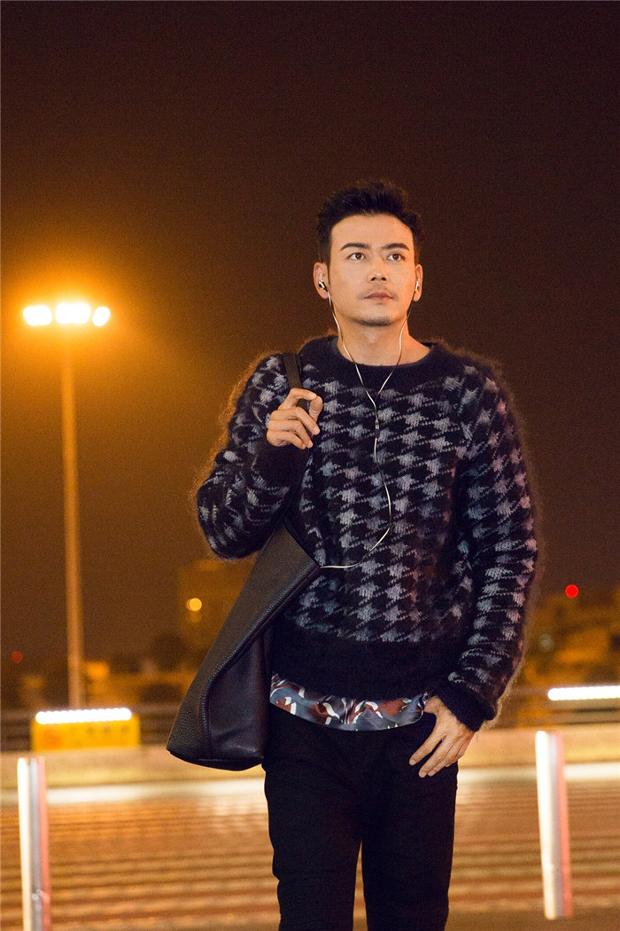 杨烁最新街拍曝光 西装精英变身冬日"暖心男神"