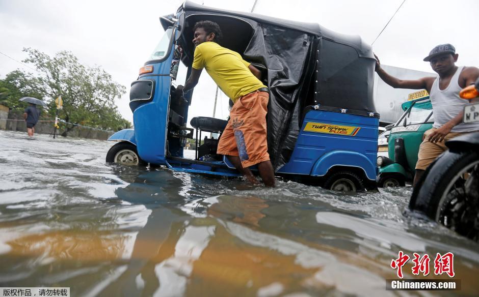 洪水淹沒斯裡蘭卡首都街道 民眾水中出行