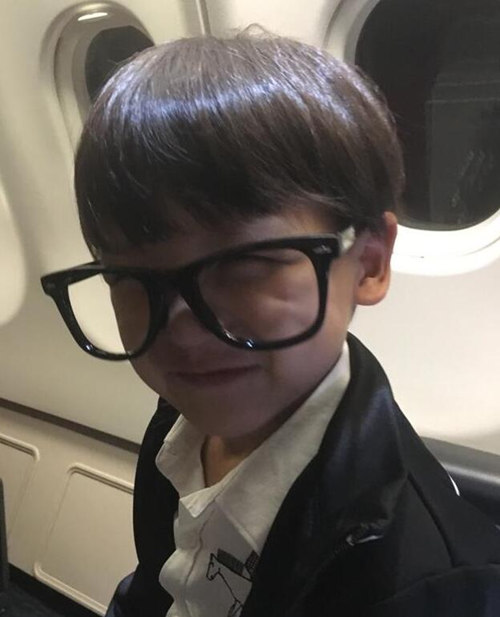 萌哭！田亮儿子顶西瓜头戴大眼镜傻笑