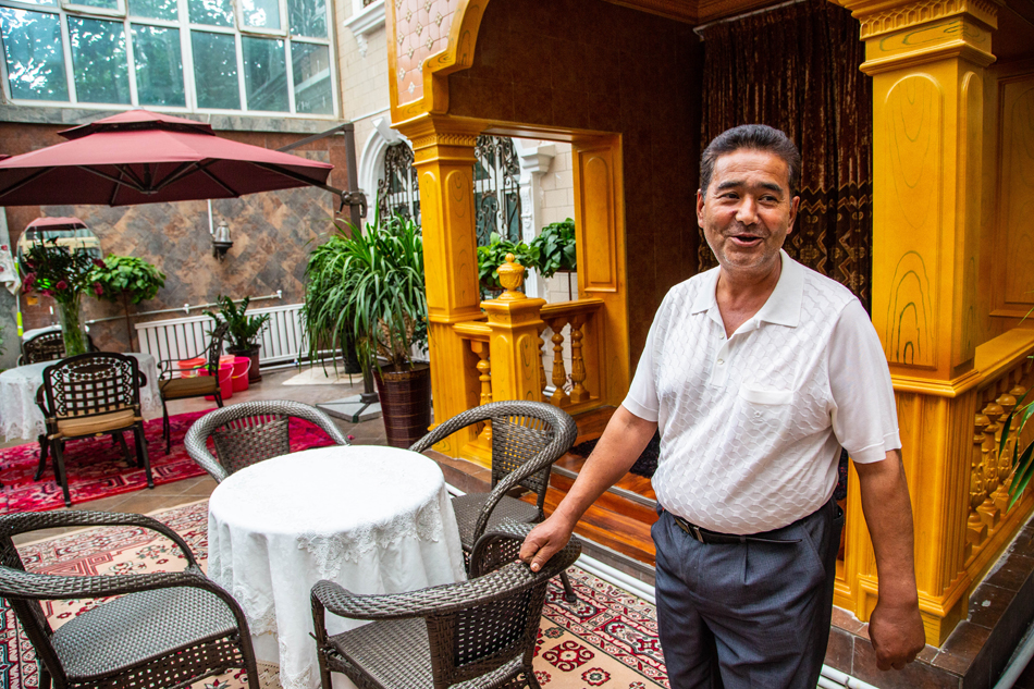 55岁的艾合买提·达尼热情邀请大家参观他的大别墅