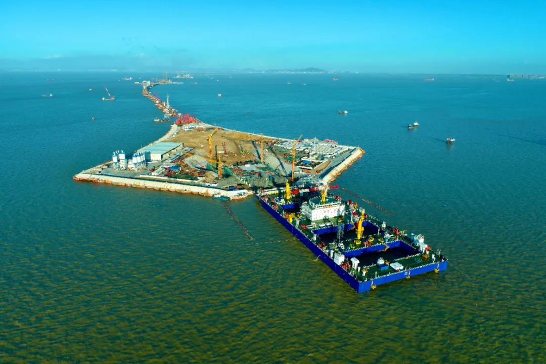 深中通道首节沉管成功安装！世界首创自航式沉管运输安装一体船亮相