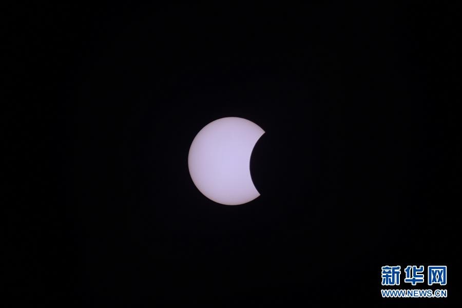 这是6月21日在以色列特拉维夫拍摄的日食景象。新华社/基尼图片社