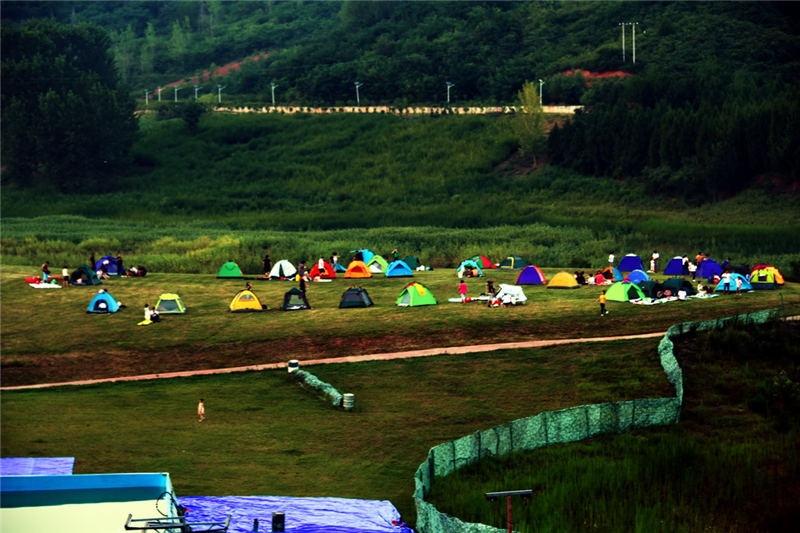 湖北十堰：帐篷节带动夏季旅游热